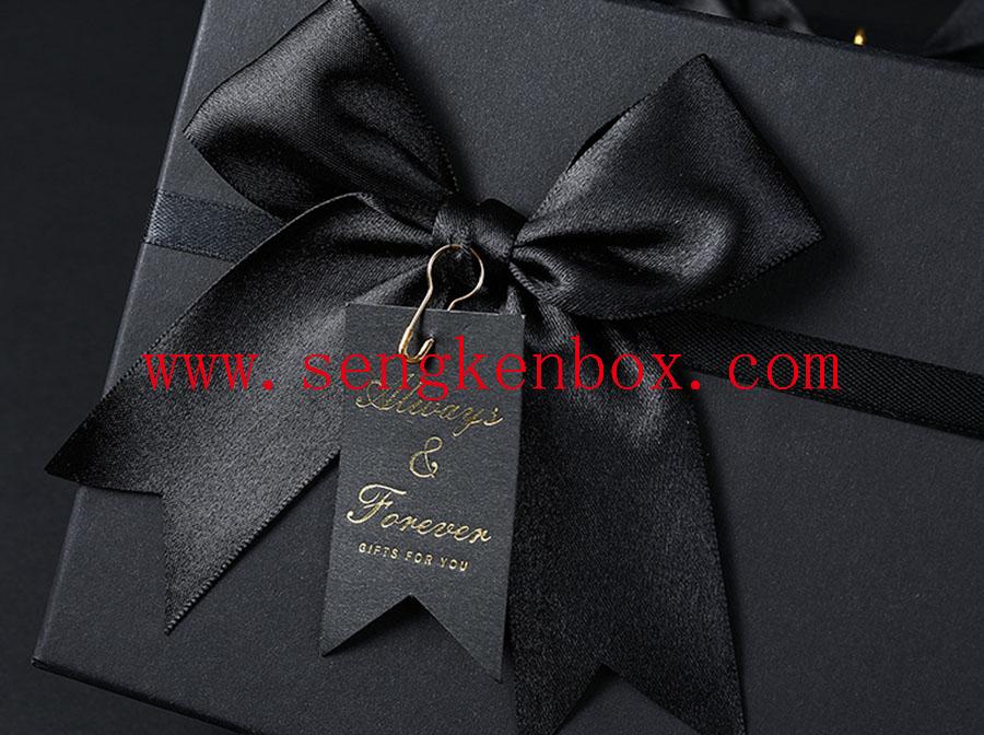 Scatola di carta regalo nera con fiocco