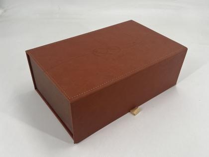 OEM e ODM Book Shaped Magnetic Rigid Paper Box with Foam Insert in vendita