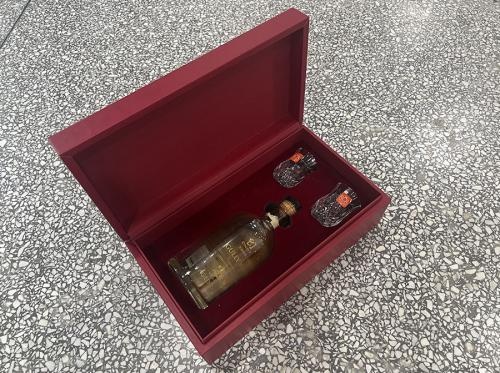 OEM e ODM Luxury Gift Wine Paper Box Packaging with Elegant Insert in vendita